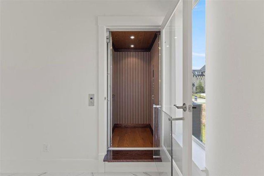 Elevator with wood finishings Elevator with wood finishings