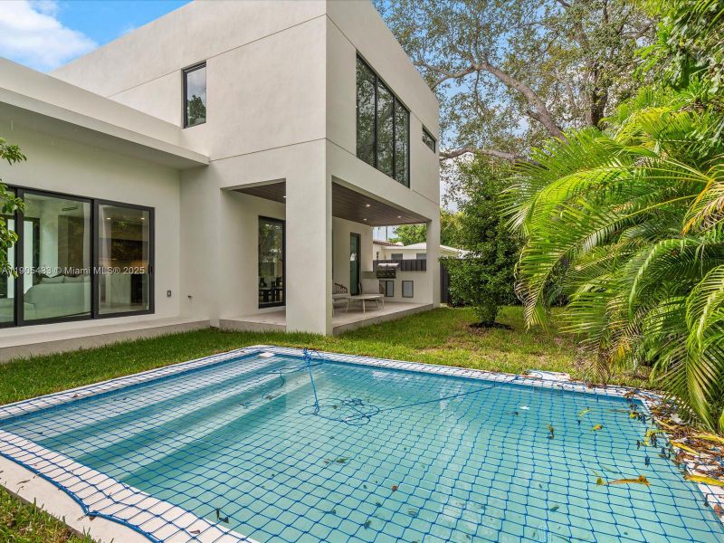 Exterior details and patio area of a home in , Miami (Image 26).