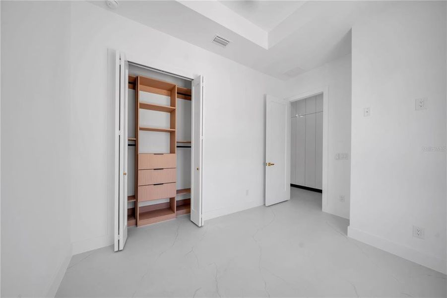 Spacious, unfurnished interior of a new home in , Cape Coral (Image 25).