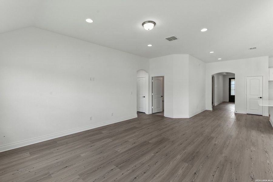 Spacious, unfurnished interior of a new home in Nopal Valley, San Antonio (Image 26).