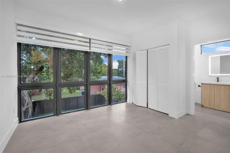 Spacious, unfurnished interior of a new home in , Miami (Image 25).