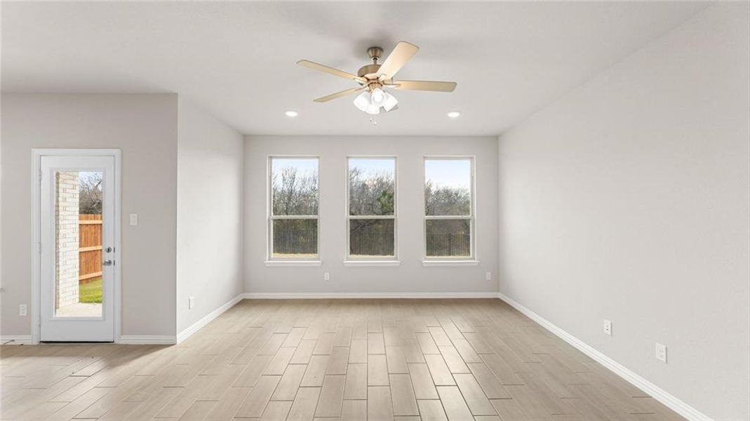 Spacious, unfurnished interior of a new home in The Oaks, Red Oak (Image 14).