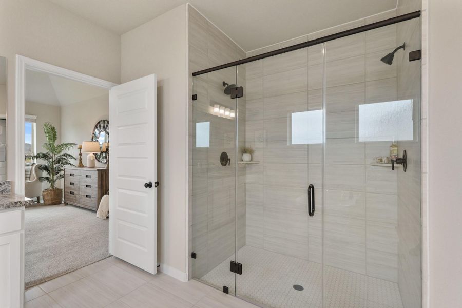 Large shower in the owner's bath Large shower in the owner's bath