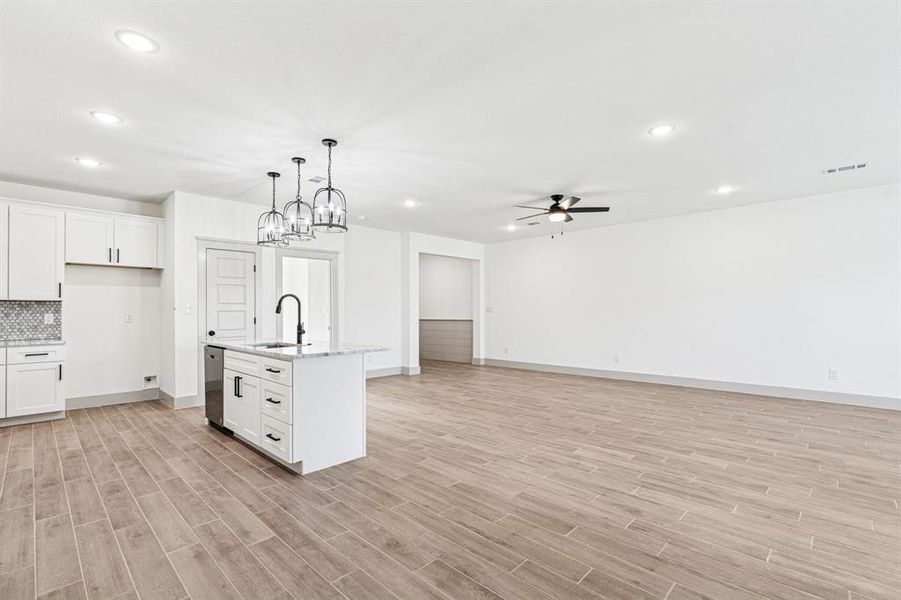 Spacious, unfurnished interior of a new home in , Granbury (Image 27).