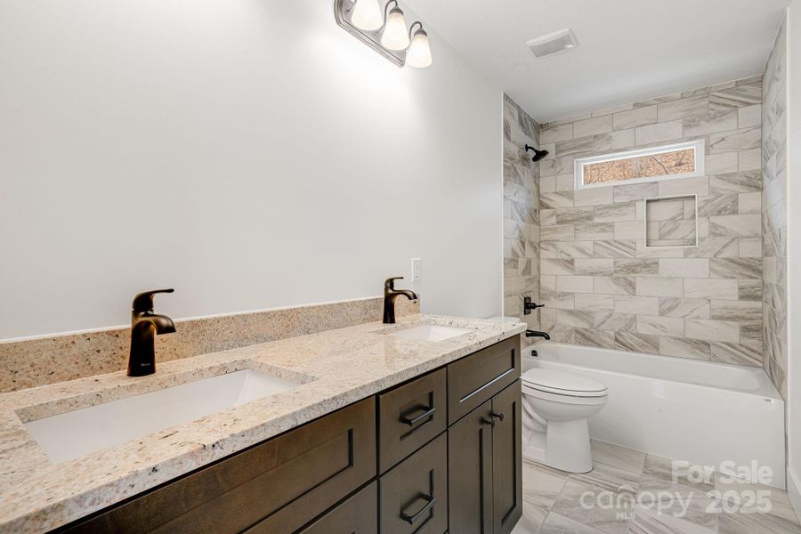 Primary en-suite bath