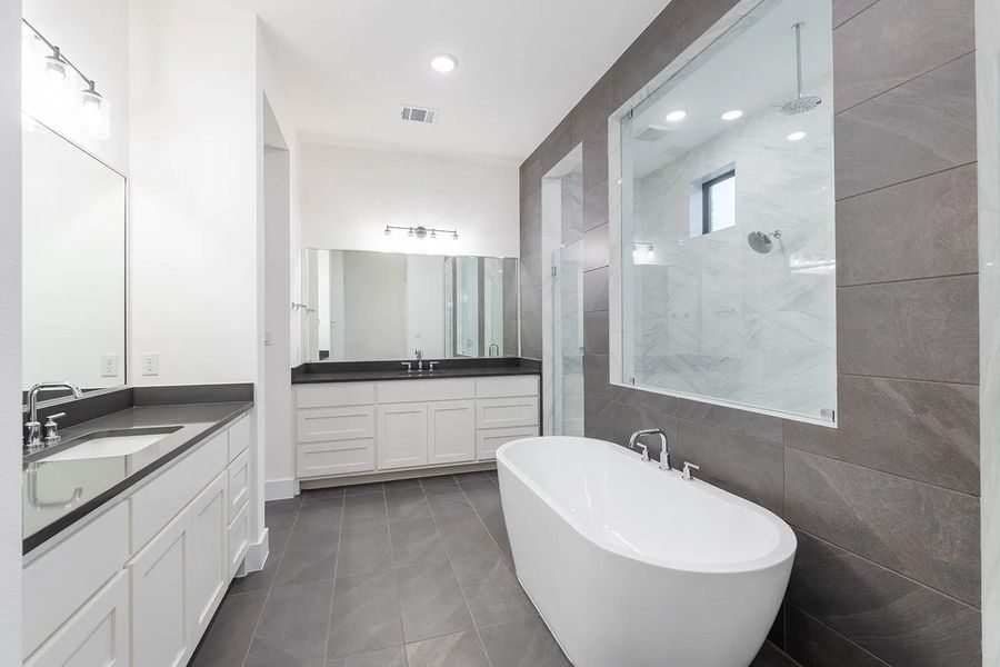 Lynmar IV G primary bath