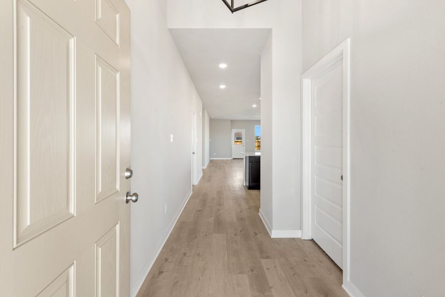 Spacious, unfurnished interior of a new home in Grand Lake, Snook (Image 9).
