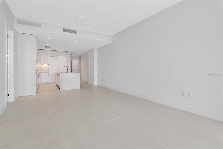 Spacious, unfurnished interior of a new home in , Tampa (Image 24).