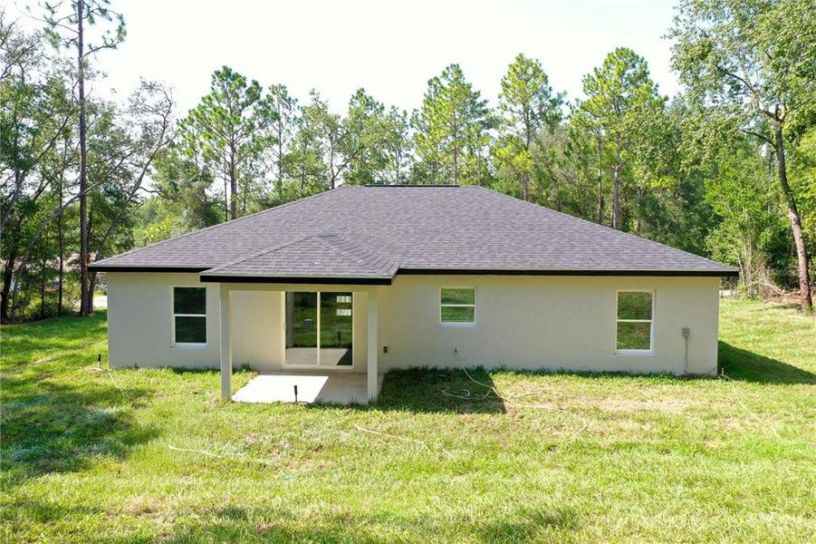 Exterior details and patio area of a home in , Dunnellon (Image 31).