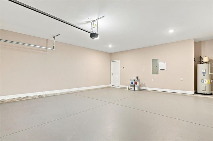 Spacious, unfurnished interior of a new home in , Jasper (Image 33).