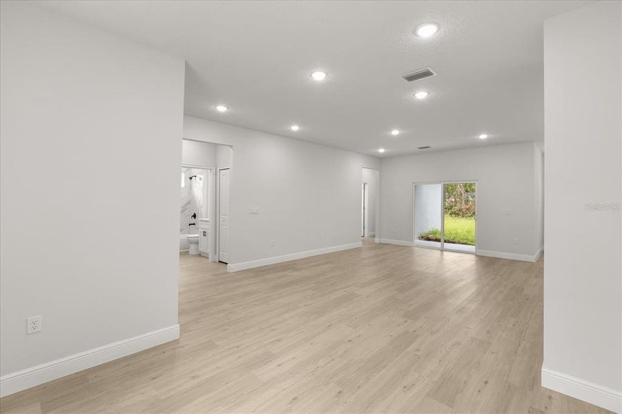 Spacious, unfurnished interior of a new home in , Ocala (Image 23).