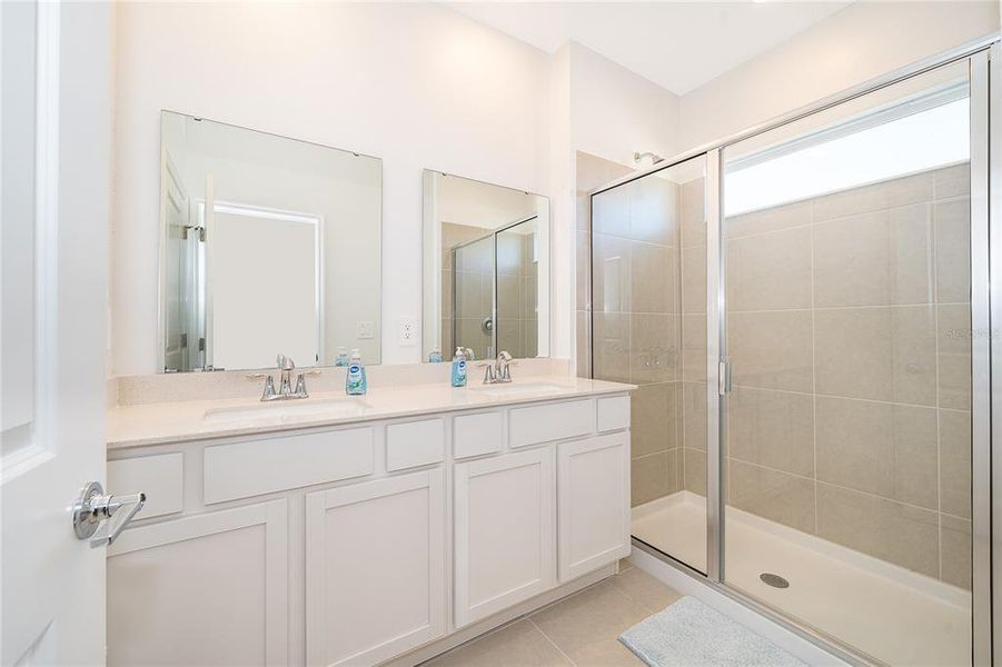 Furnished interior view inside a new home in , Orlando (Image 6).