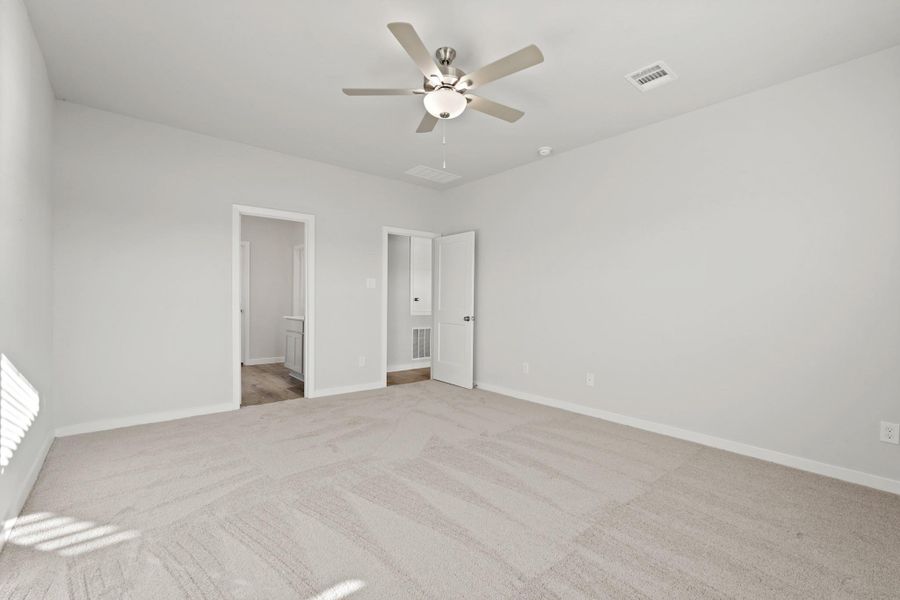 Spacious, unfurnished interior of a new home in Woodshore, Clute (Image 15).