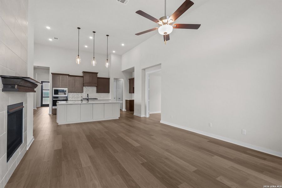 Spacious, unfurnished interior of a new home in Buffalo Crossing, Cibolo (Image 36).