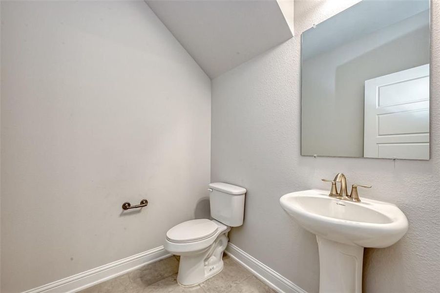 Representative furnished interior of a home built from the Plan 2500 by Adams Homes in The Bluffs at Lafayette, Freeport (Image 18).