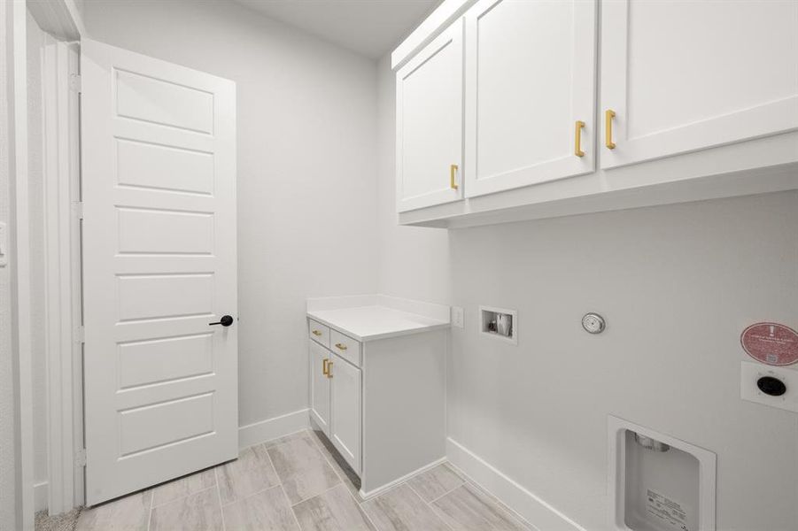 Furnished interior view inside a new home in Hayes Crossing - Phase 2, Midlothian (Image 12).