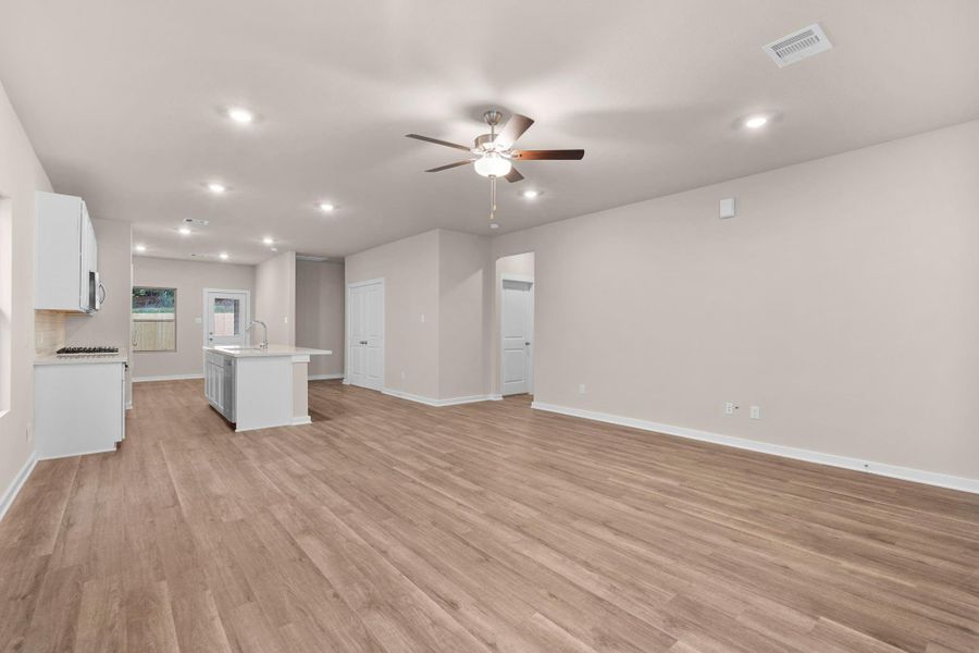Spacious, unfurnished interior of a new home in Westridge Cove 40', Panorama Village (Image 13).
