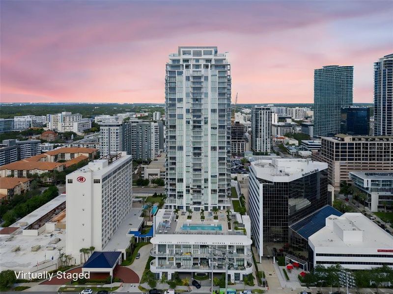 Condo located in St. Petersburg, FL showcasing its design and architecture (Image 23).