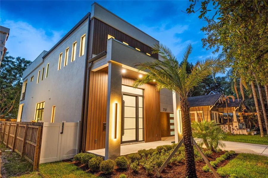 Exterior details and patio area of a home in , Orlando (Image 29).