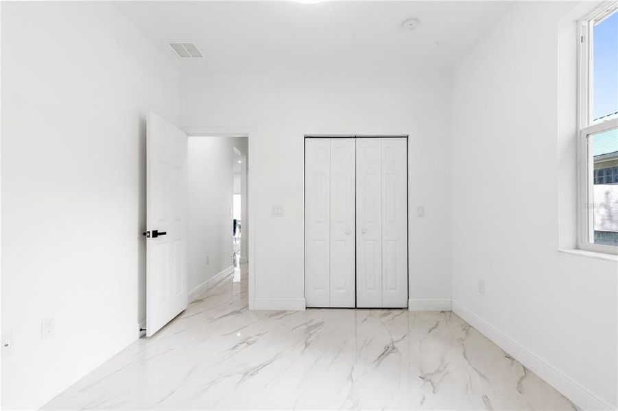 Spacious, unfurnished interior of a new home in , Tampa (Image 22).