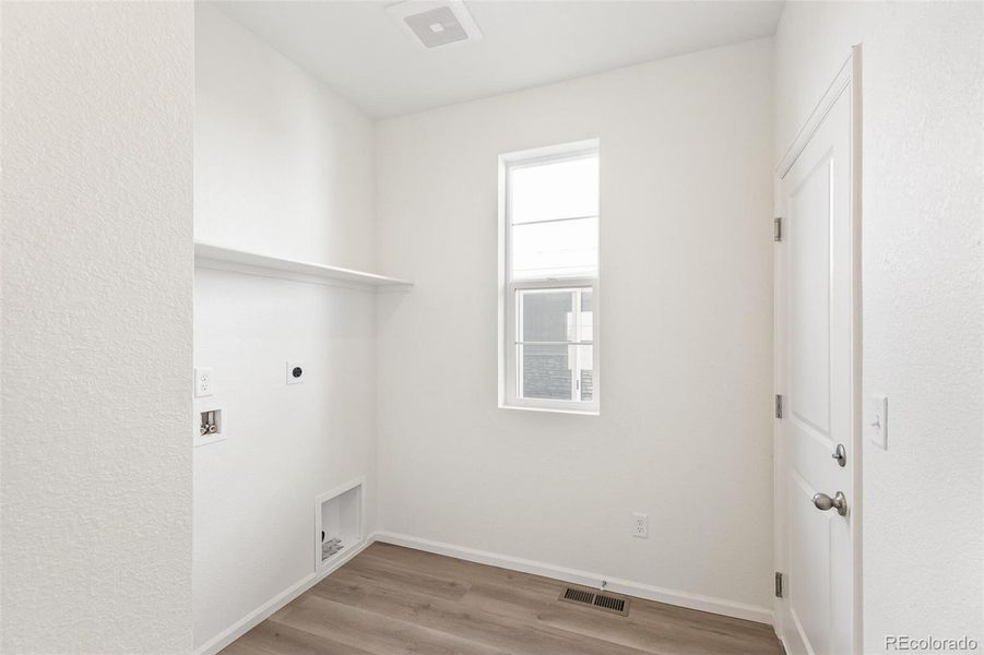 Spacious, unfurnished interior of a new home in , Aurora (Image 15).