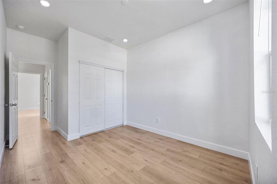 Spacious, unfurnished interior of a new home in , Tampa (Image 28).