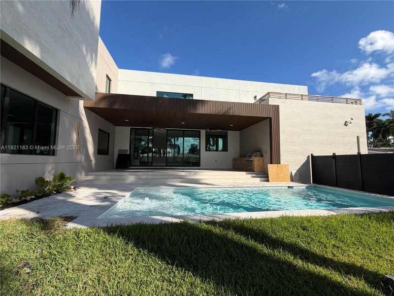 Exterior details and patio area of a home in , Hollywood (Image 38).
