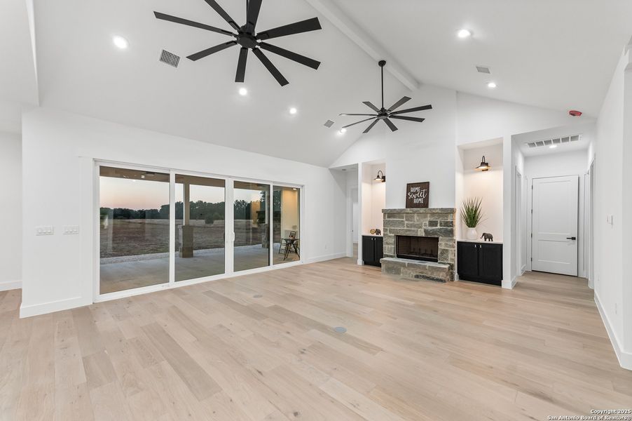 Spacious, unfurnished interior of a new home in , Bandera (Image 21).