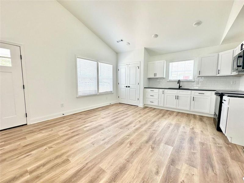 Spacious, unfurnished interior of a new home in , Rome (Image 27).