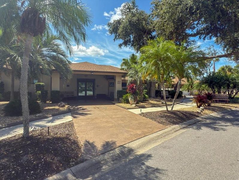 Community amenities in , Englewood (Image 30).