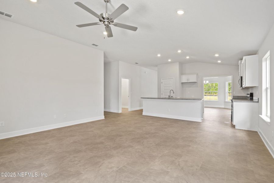 Spacious, unfurnished interior of a new home in Summerglen, Jacksonville (Image 12).