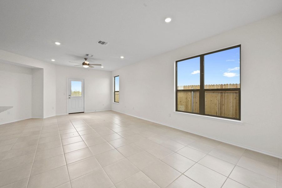Spacious, unfurnished interior of a new home in Stoney Chase, Del Valle (Image 23).