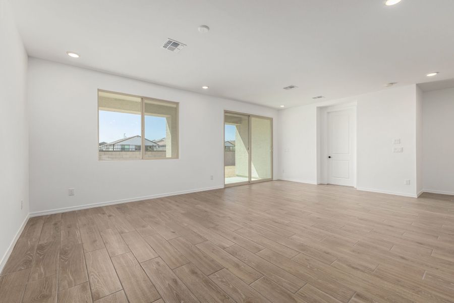 Spacious, unfurnished interior of a new home in Tyler Ranch, Buckeye (Image 12).