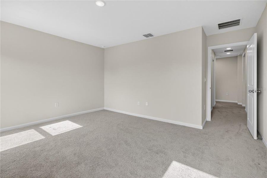 Spacious, unfurnished interior of a new home in Seasons at Forest Creek, Haines City (Image 27).