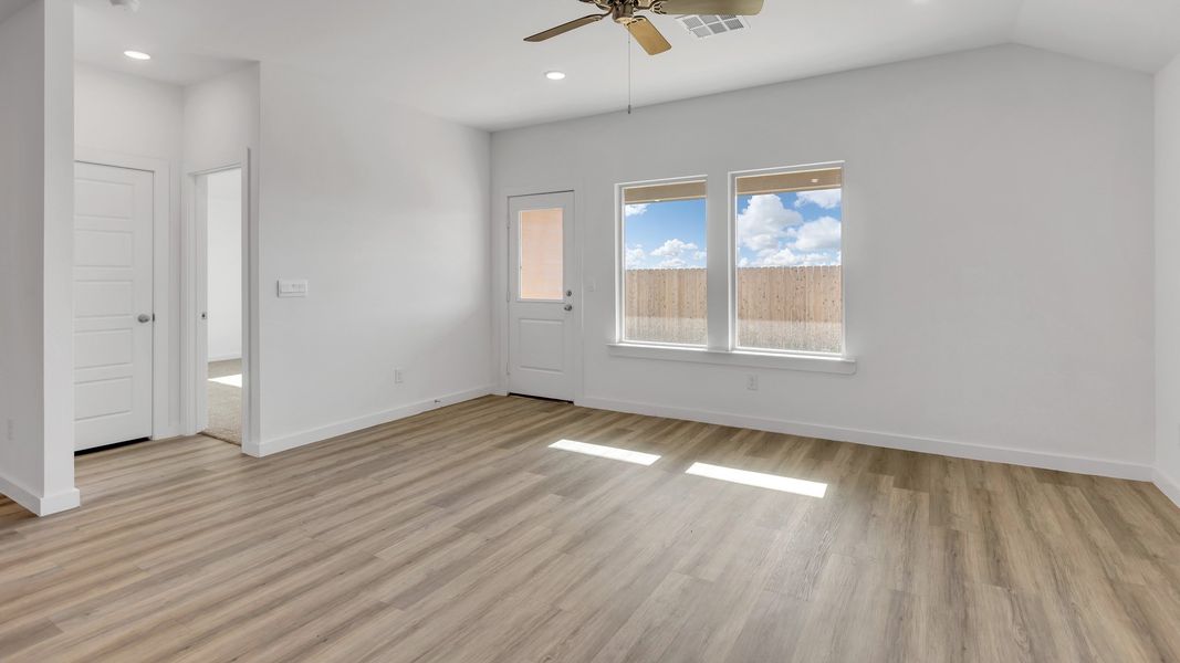 Spacious, unfurnished interior of a new home in Terra Vista, Lubbock (Image 14).