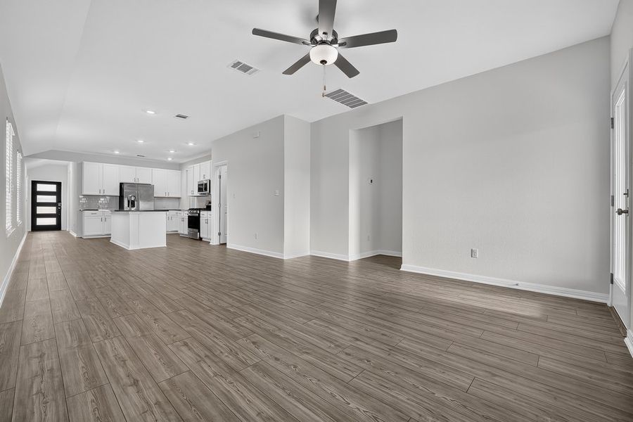 Spacious, unfurnished interior of a new home in Longview, Del Valle (Image 7).
