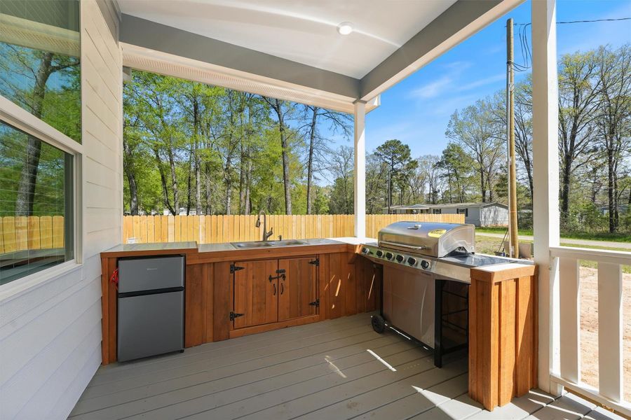 Enjoy an outdoor cooking experience in the spacious covered porch with a grill, sink, and mini fridge! Enjoy an outdoor cooking experience in the spacious covered porch with a grill, sink, and mini fridge!