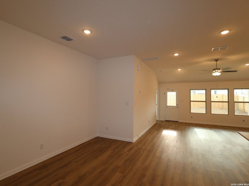 Spacious, unfurnished interior of a new home in Agave, San Antonio (Image 15).