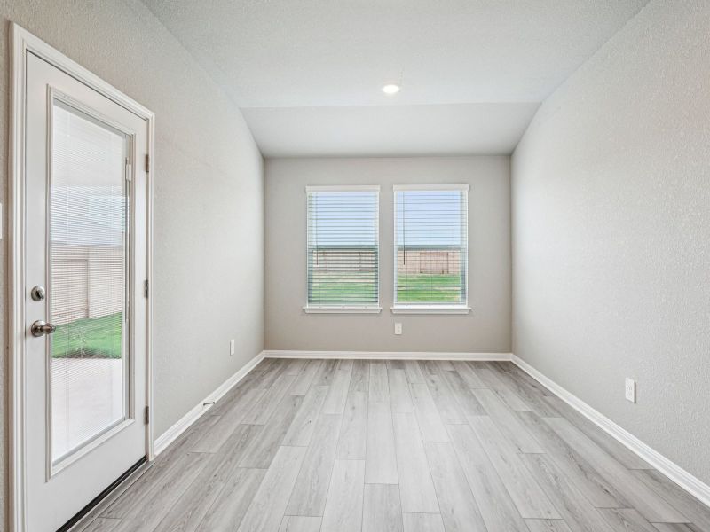 Spacious, unfurnished interior of a new home in Riverbend at Double Eagle - Reserve Collection, Cedar Creek (Image 7).