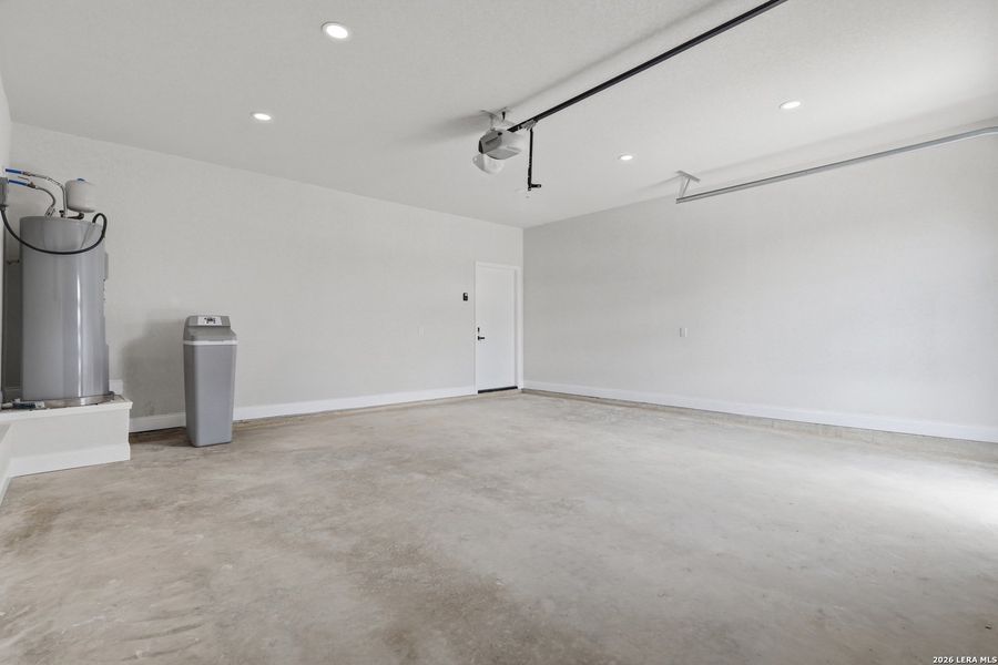 Spacious, unfurnished interior of a new home in , San Antonio (Image 15).
