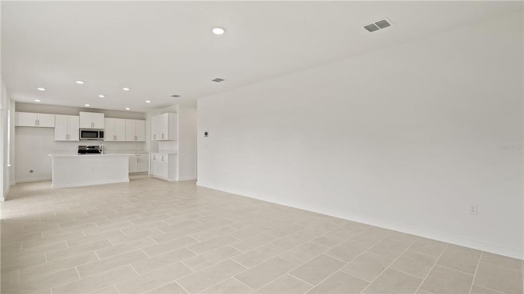 Spacious, unfurnished interior of a new home in Willowbrook North, Winter Haven (Image 34).