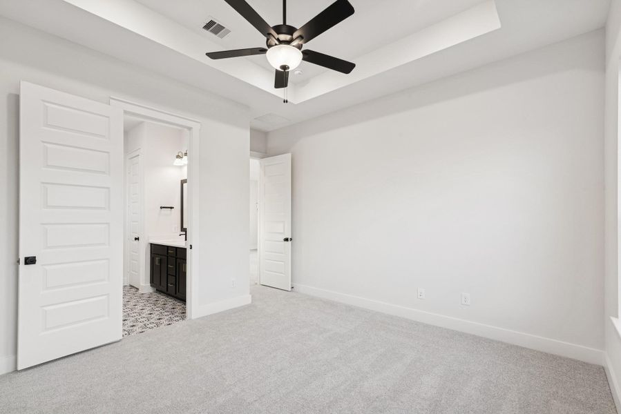 Spacious, unfurnished interior of a new home in The Highlands 40', Porter (Image 15).