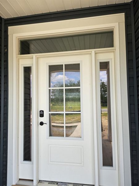 Exterior details and patio area of a home in Edgefield, Loris (Image 3).