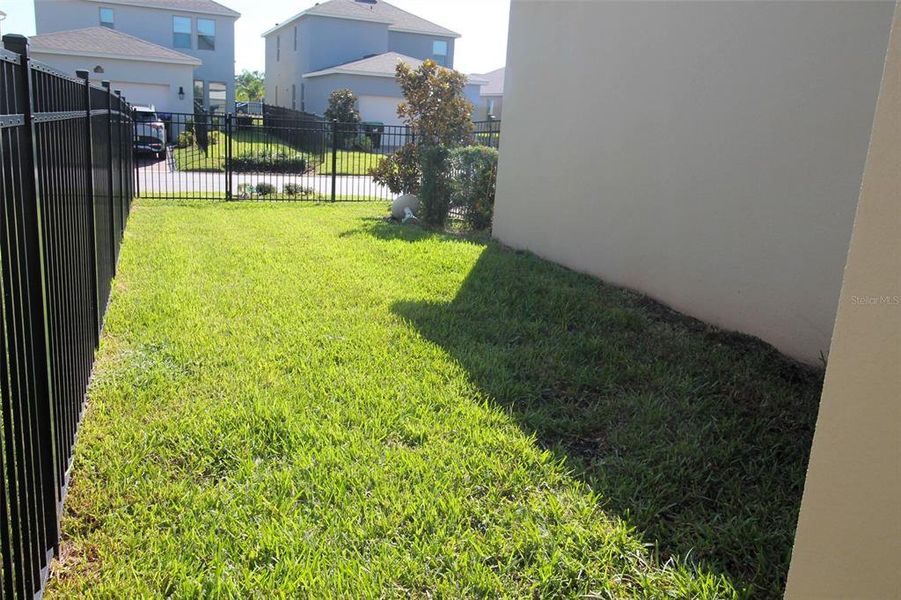 Exterior details and patio area of a home in Waterleigh, Winter Garden (Image 21).