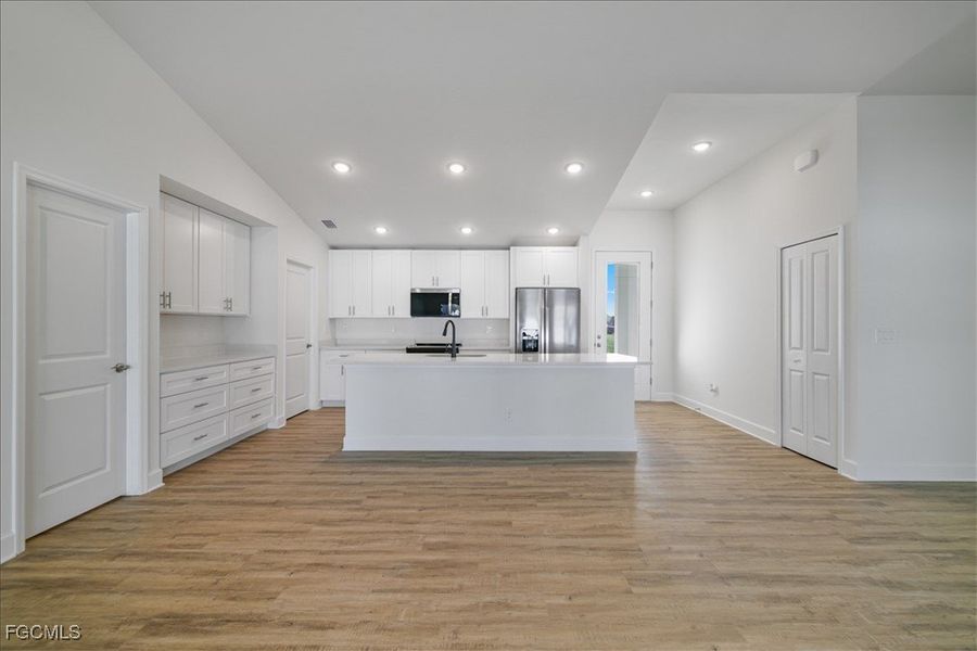 Spacious, unfurnished interior of a new home in Cape Coral, Cape Coral (Image 14).