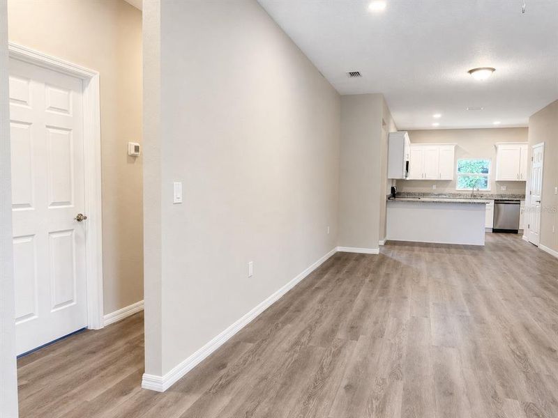 Spacious, unfurnished interior of a new home in , Tampa (Image 16).