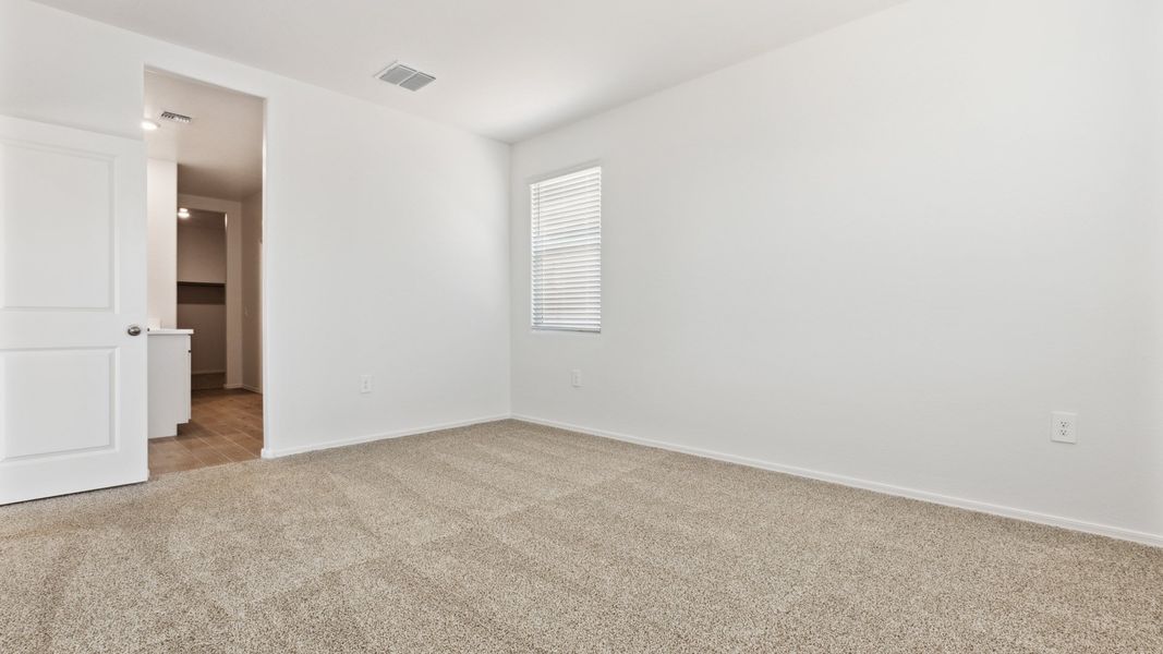 Spacious, unfurnished interior of a new home in Rio Rancho Estates, Wittmann (Image 21).