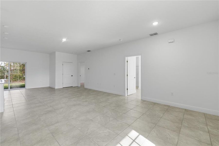 Spacious, unfurnished interior of a new home in , Ocala (Image 25).