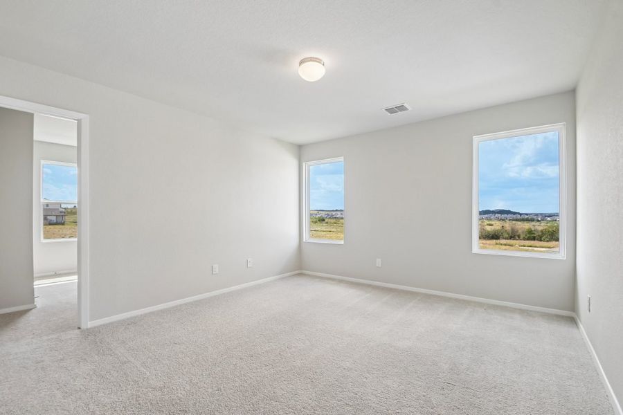 Spacious, unfurnished interior of a new home in Cloverleaf, Austin (Image 21).