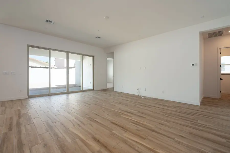 Spacious, unfurnished interior of a new home in Terraza, San Tan Valley (Image 10).